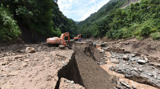 Maquinaria trabaja en la zona afectada de la vía Balbanera- Pallatanga -Cumandá, en Chimborazo, el 23 de abril de 2024.