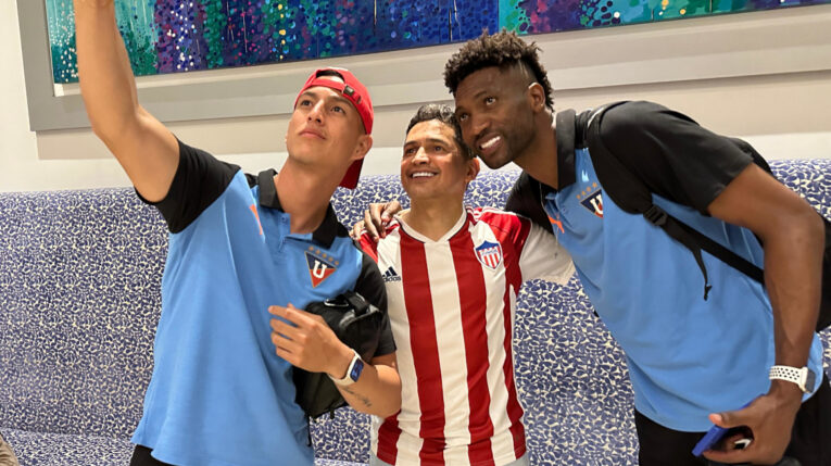 Miguel Parrales y Alexander Domínguez se sacan una 'selfie' junto a Jorge Celedón, después del partido entre Junior y Liga de Quito, el 24 de abril de 2024.