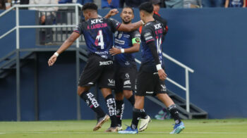 Jugadores de Independiente del Valle celebrando su gol ante San Lorenzo, 10 de abril de 2024.