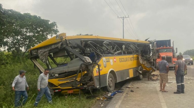 Violento choque entre dos buses deja nueve heridos en Naranjal