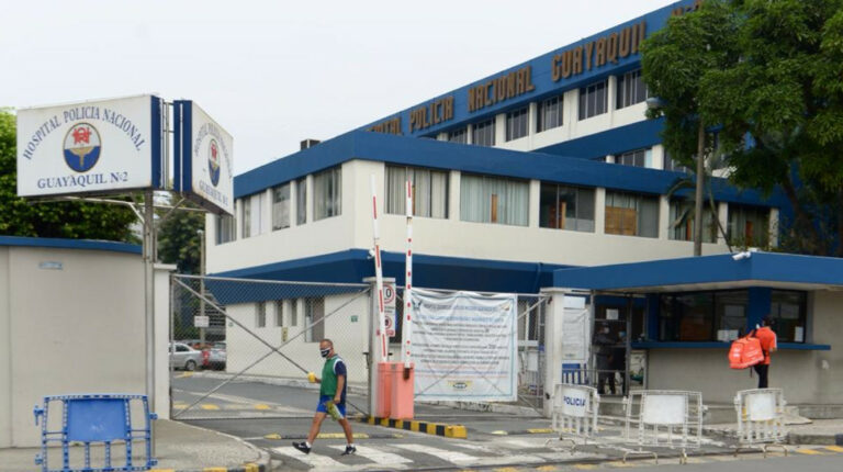 Allanan Hospital de la Policía en Guayaquil por supuestos permisos médicos irregulares