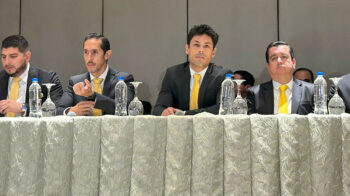Matías Oyola (centro) junto a Munir Massuh (izquierda) y a otros miembros de su lista, presenta su candidatura a la presidencia de Barcelona SC, el 24 de abril de 2024.