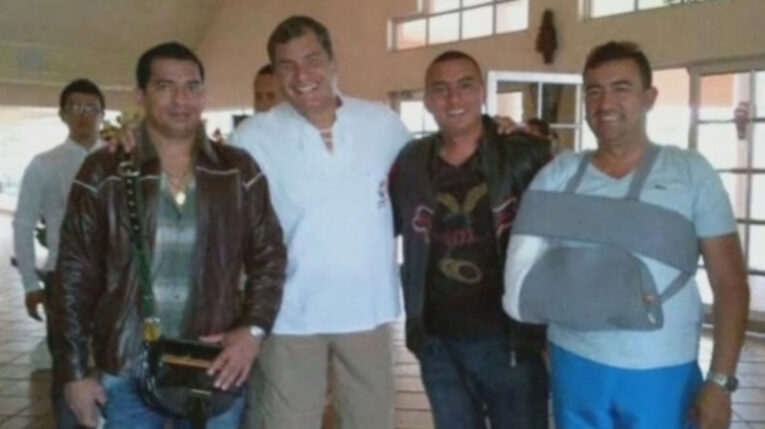 José Aguilar Orozco (primero desde la izquierda), detenido en el operativo Gran Fénix 26 contra el narcotráfico, el 24 de abril de 2024.