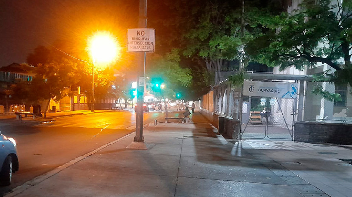 Luminarias en una calle de Guayaquil el 23 de abril de 2024.
