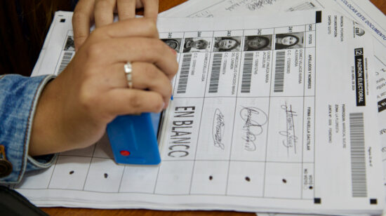 Conteo de votos en un centro electoral en Quito, el 21 de abril de 2024.