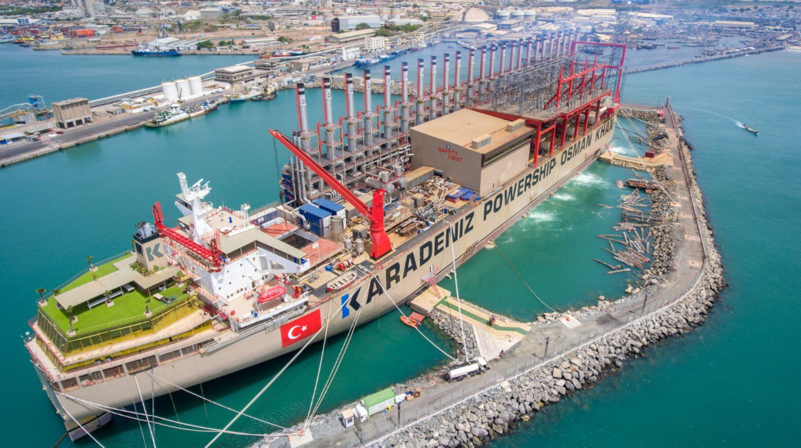 Barcos generadores de electricidad de la empresa turca Karpowership. Foto del 24 de septiembre de 2018.