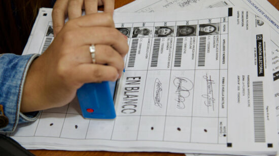Personas inician el conteo de la votación del referéndum en Quito, el pasado 21 de abril de 2024.