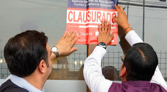 Funcionarios del Arcsa clausuran un restaurante en Guayaquil, este 24 de abril de 2024.