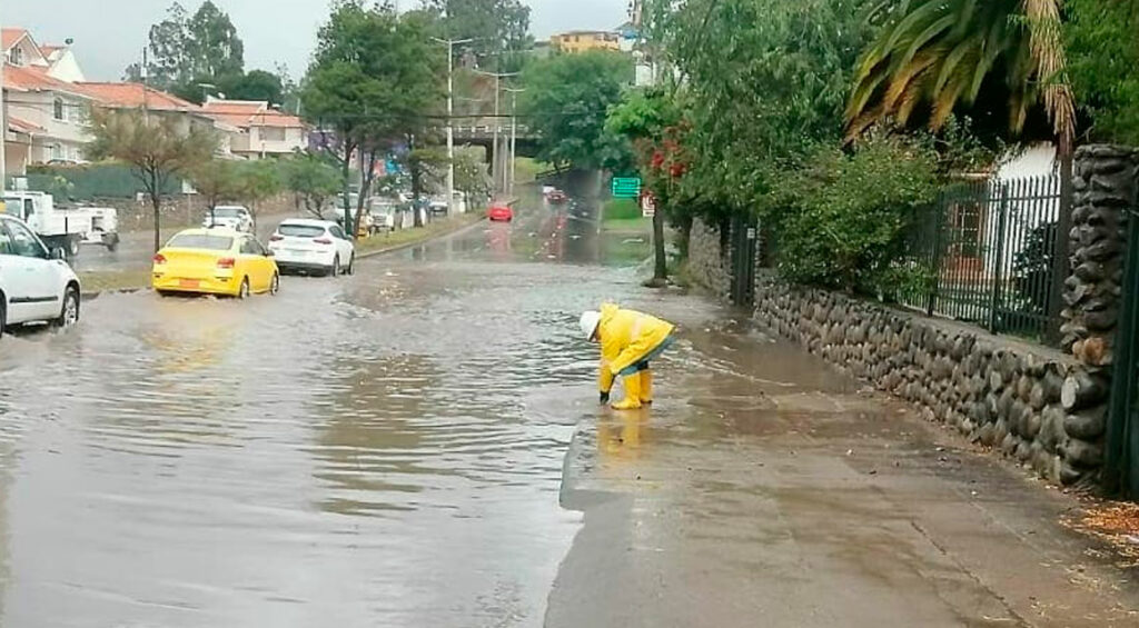 Calles inundadas en Cuenca y apagones en Tumbaco tras fuertes lluvias