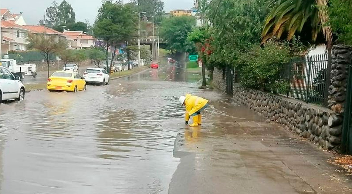 Fuertes lluvias provocan inundaciones en calles de Cuenca; en Quito hubo daños en la red eléctrica