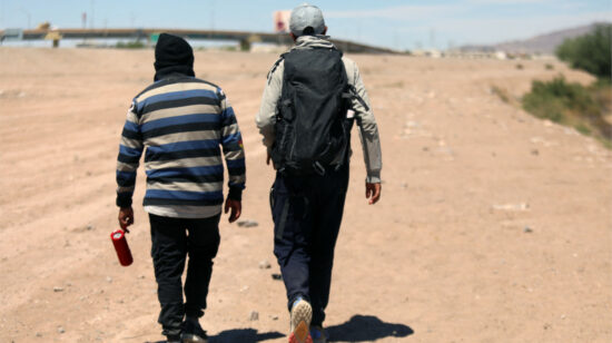 Dos migrantes ecuatorianos caminan cerca de río Bravo, en Ciudad Juárez, en la frontera entre México y Estado Unidos, el 18 de abril de 2024.