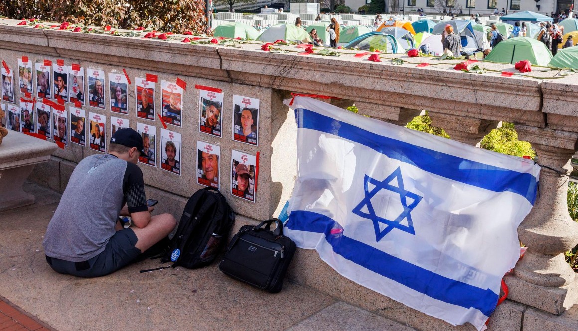Una bandera de Israel se colocó frente al grupo que realiza protestas pro-palestinas, en la Universidad de Columbia, el 25 de abril.