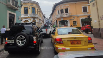 Vehículos atrapados en el tráfico de Quito, el 25 de abril de 2024