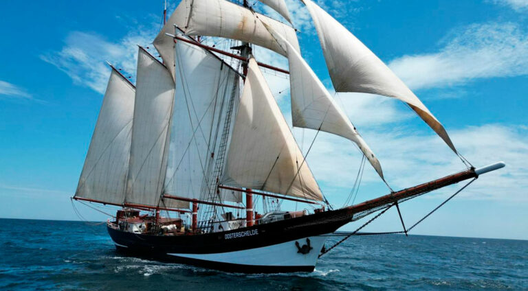 Histórico barco a vela llega a Galápagos con la tataranieta de Charles Darwin