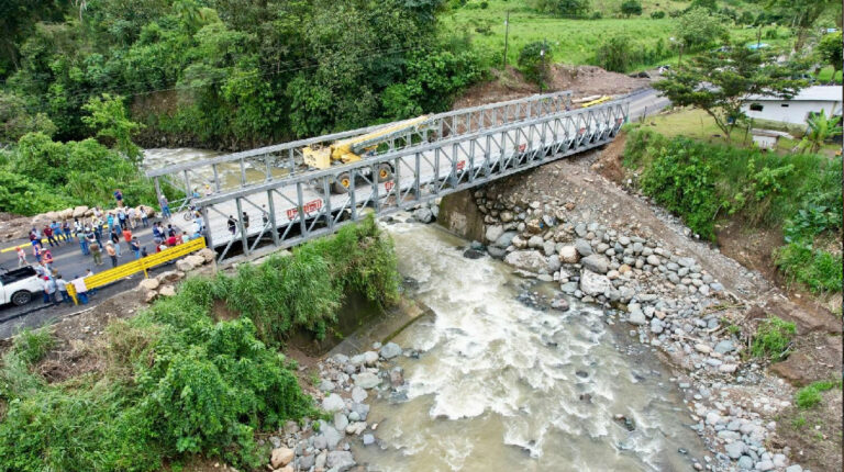 Puente en vía Alóag-Santo Domingo funcionará desde el 29 de abril, dice Ministro
