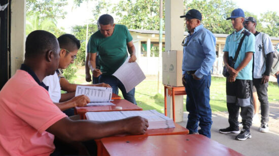 Ciudadanos votando por la consulta en una junta en Sucumbíos, el 21 de abril de 2024.