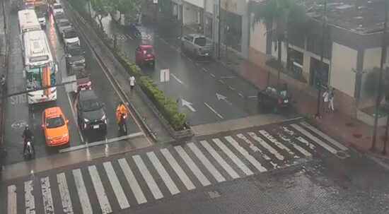 Lluvia cae sobre Guayaquil este jueves 25 de abril de 2024.