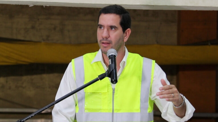 Ministro de Energía encargado, Roberto Luque, desde el proyecto hidroeléctrico Toachi Pilatón, el 25 de abril de 2024. 