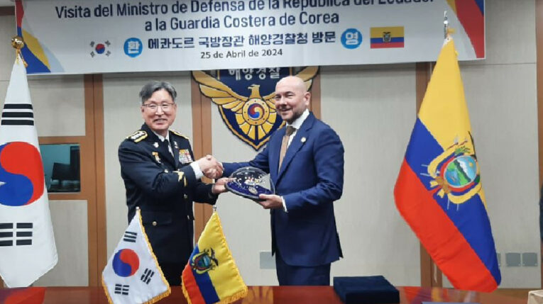El ministro de Defensa Nacional de Ecuador, Gian Carlo Loffredo, y el comisionado general de la Guardia Costera de Corea del Sur, Kim Jong-uk, reunidos el 25 de abril de 2024.