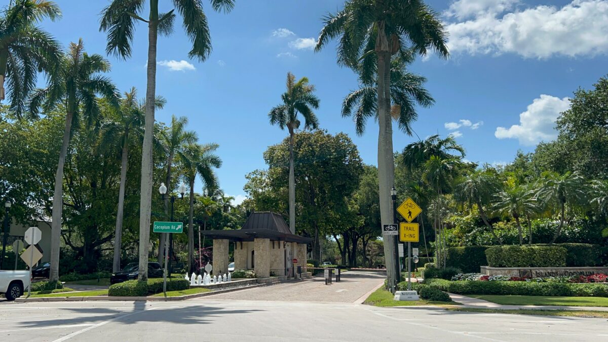 Entrada a la lujosa urbanización Cocoplum, en Miami, donde John Pólit remodeló una casa.