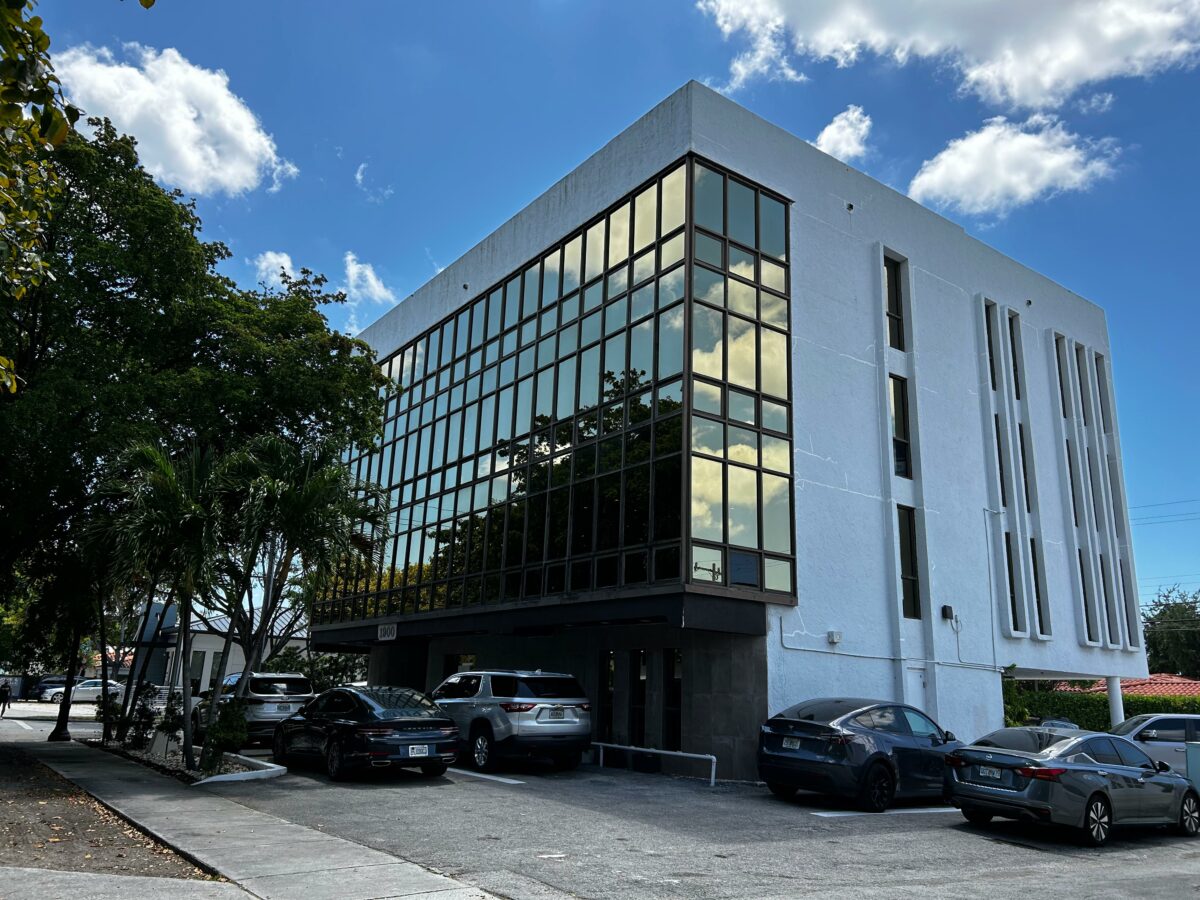 El edificio de oficinas en 1900 Coral Way, en Coral Gables, decomisado por la justicia de Estados Unidos en el juicio contra Carlos Pólit.