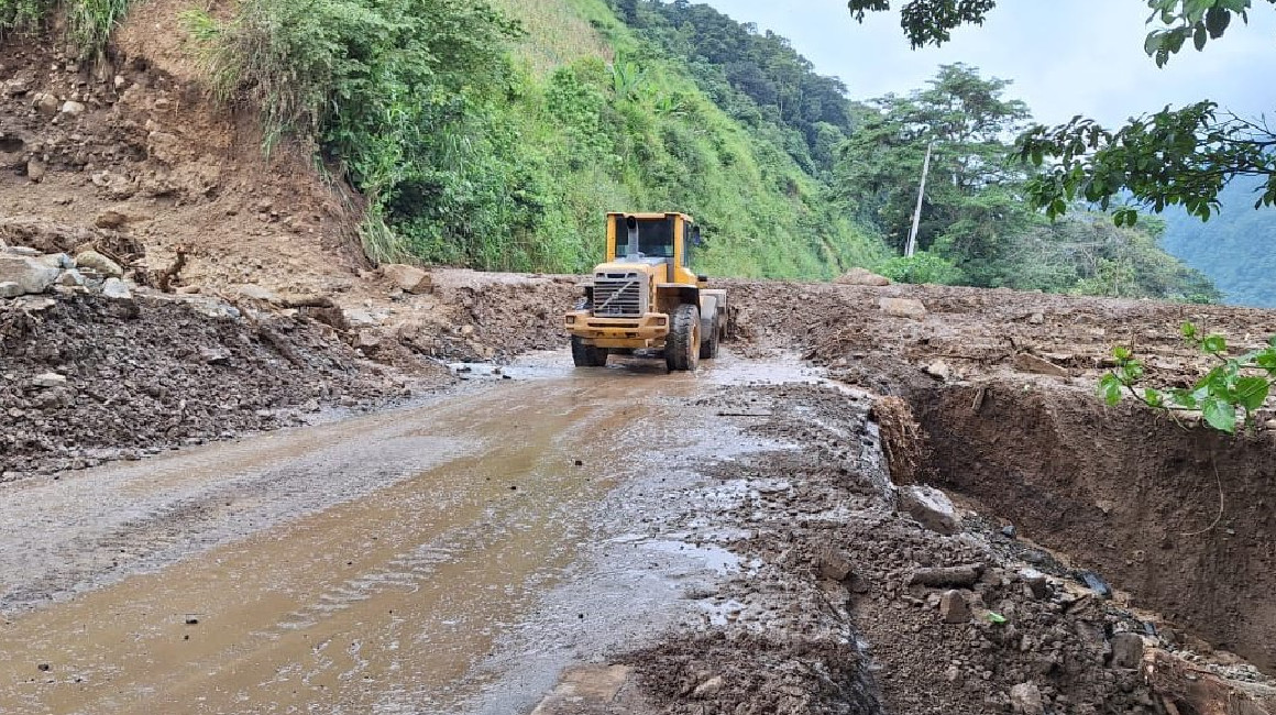 Maquinaria pesada rehabilita carretera en el sector Balbanera el 24 de abril de 2024.