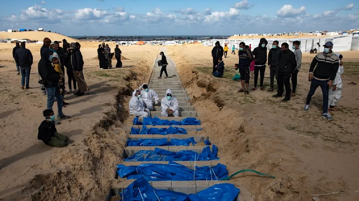 Trabajadores del Ministerio de Sanidad palestino preparan los cuerpos para un entierro masivo en el campo de Rafah, al sur de la Franja de Gaza, en una imagen de archivo.