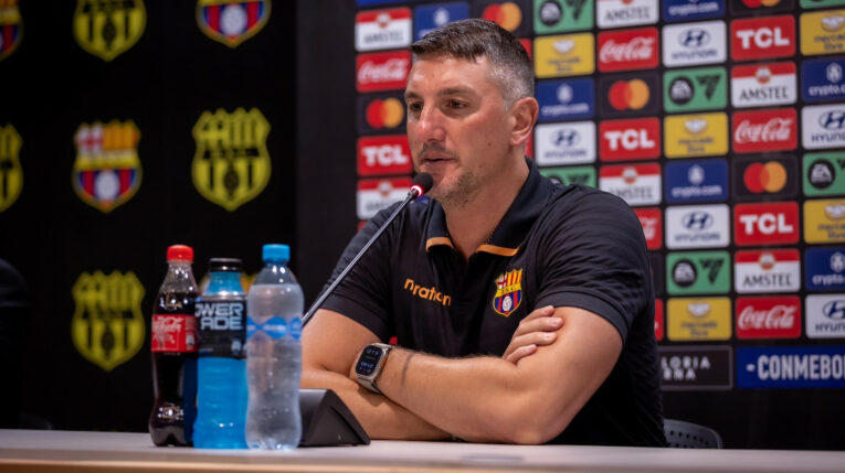 El director técnico interino de Barcelona SC, Germán Corengia, habla en la rueda de prensa tras la derrota ante Sao Paulo por Copa Libertadores, el 25 de abril de 2024.