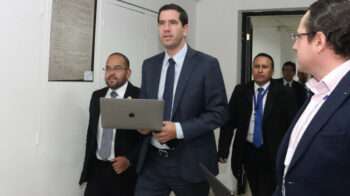 El Ministro de Energía encargado, Roberto Luque, a su arribo a una rueda de prensa en Quito, el 22 de abril de 2024.