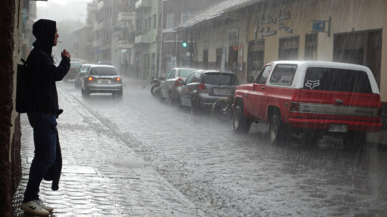 Vista lateral de una calle de Cuenca durante la lluvia caída el pasado 23 de abril de 2024.