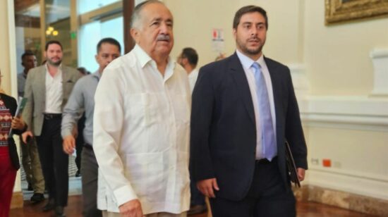 Alberto Molina, gobernador saliente de Guayas, acompaña a Vicente Auad, nuevo titular de la institución, el 26 de abril de 2024.