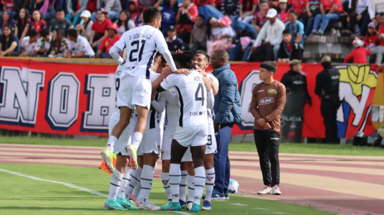 Jugadores de Liga de Quito celebrando su gol ante El Nacional, 6 de abril de 2024.