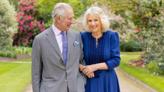 El rey Carlos y su esposa Camila, en el Palacio de Buckingham. La fotografía fue difundida el 26 de abril de 2024.