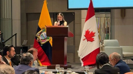 Ministra de Producción, Sonsoles García, en una conferencia en Guayaquil sobre las oportunidades del acuerdo comercial con Canadá, 13 de marzo de 2024. 