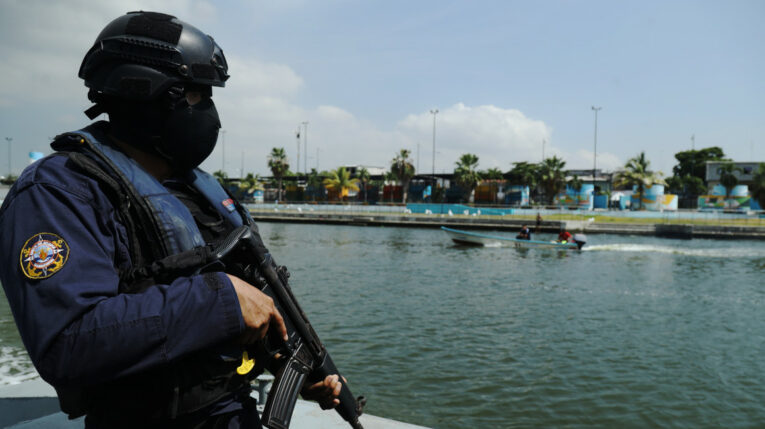 A pesar de los patrullajes constantes que realizan los guardacostas de la Armada a lo largo del golfo de Guayaquil, comuneros y trabajadores son 