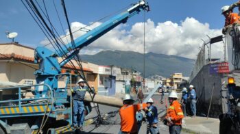 Trabajos en la red de energía eléctrica de Quito, el 26 de abril de 2024.