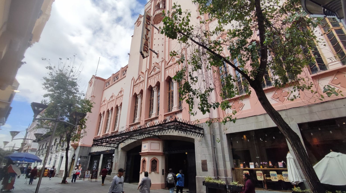 Imagen de la fachada del Teatro Bolívar de Quito, el 25 de abril de 2024.