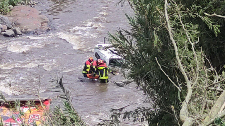Dos heridos al caer un camión a un río en la Panamericana Norte