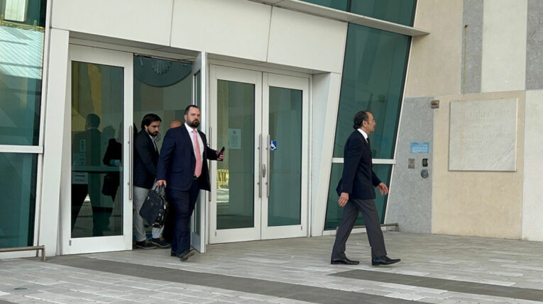 El excontralor Carlos Pólit a la salida de la Corte de Miami, durante los primeros días de su juicio penal.