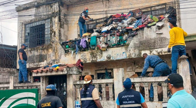 Funcionarios municipales retiran basura acumulada en una casa de Guayaquil, este 26 de abril de 2024.