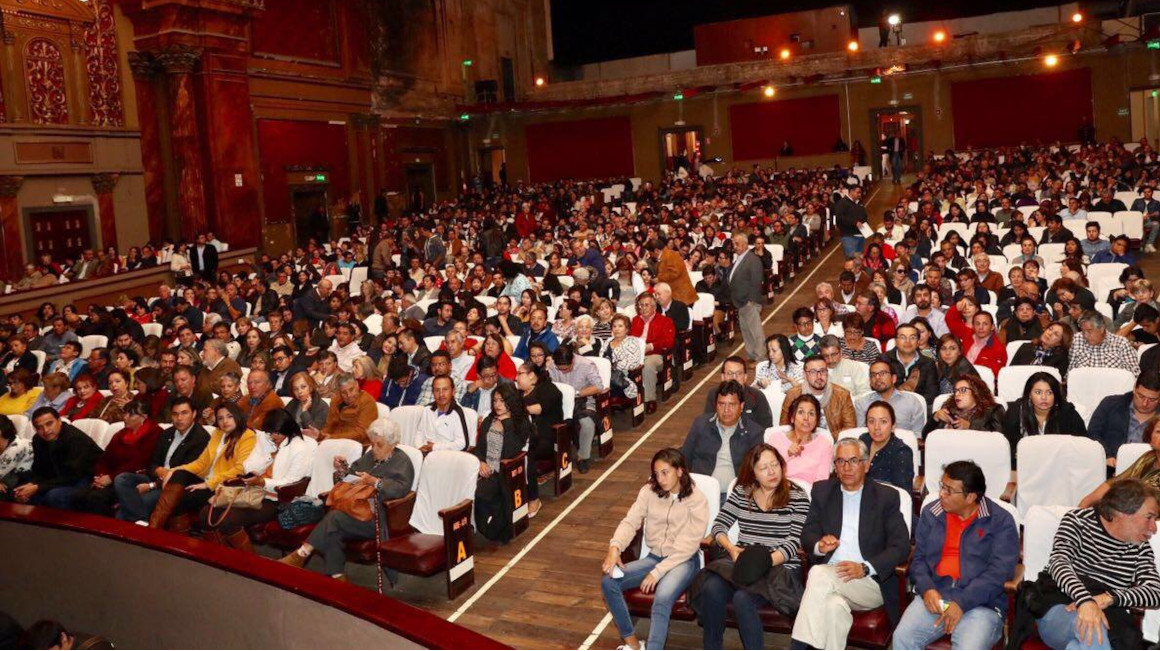 Centenas de personas en el Teatro Bolívar, en 2016.