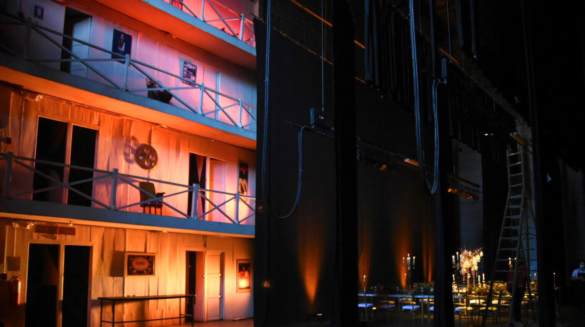 El escenario del Teatro Bolívar iluminado con sus luces originales.