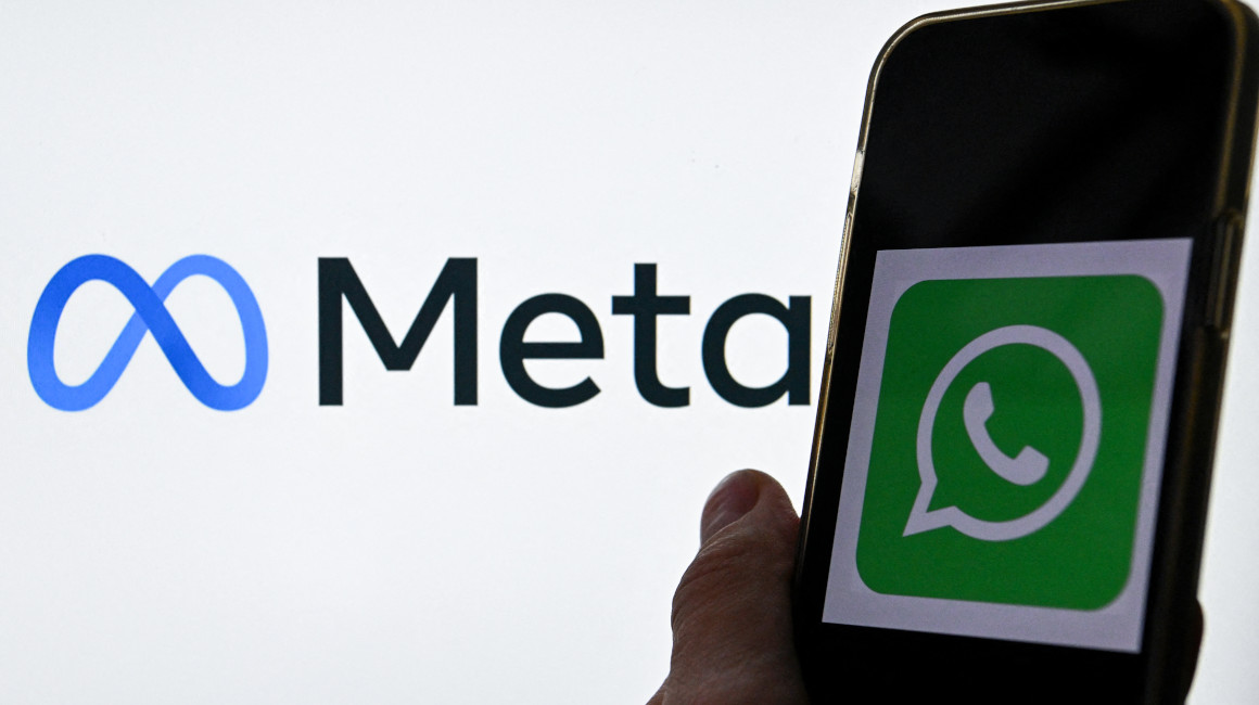 Imagen referencial de un móvil con el logo de WhatsApp de fondo. 