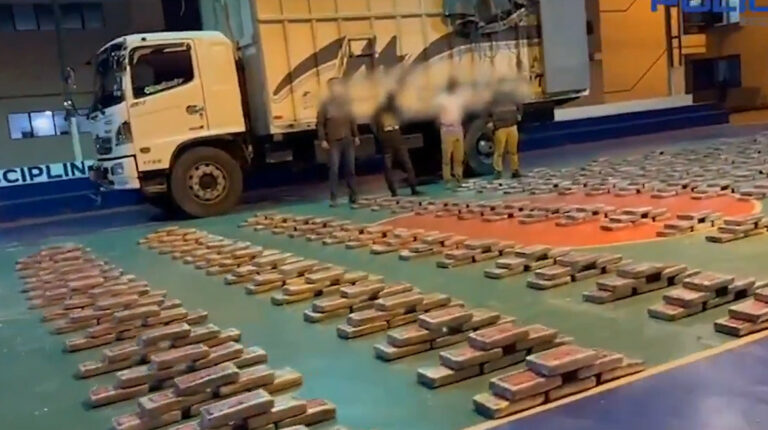 Decomisan una tonelada de cocaína en un camión cargado de maíz en Napo