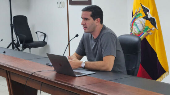 El ministro de Energía encargado, Roberto Luque, en una rueda de prensa desde Guayaquil, el 26 de abril de 2024.