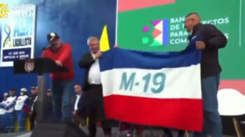 El presidente Gustavo Petro y el emblema de la guerrilla del M-19 el 26 de abril de 2024.