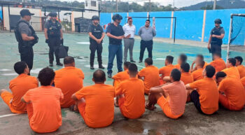 Luis Zaldumbide (centro), director del Snai, conversa con presos tras una visita a una cárcel de Manabí.