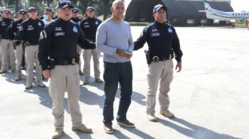 Álvaro Córdoba, el hermano de la senadora colombiana Piedad Córdoba, cuando fue extraditado por Interpol a EE.UU., el 19 de enero de 2023. 