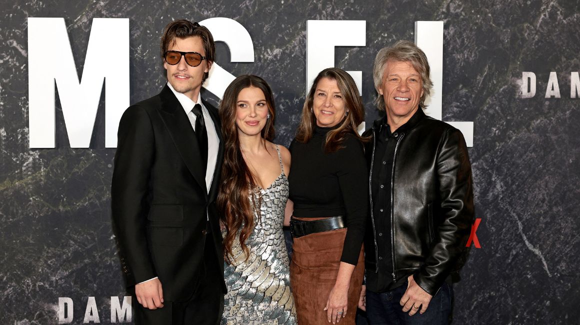 Jake Bongiovi (izq), Millie Bobby Brown, Dorothea Hurley and Jon Bon Jovi, en la premier de 'Damsel'.
