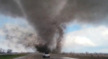 Video capta un impresionante tornado en Nebraska, Estados Unidos, este 26 de abril de 2024.